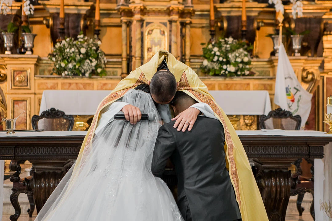 Bênção dos noivos no altar