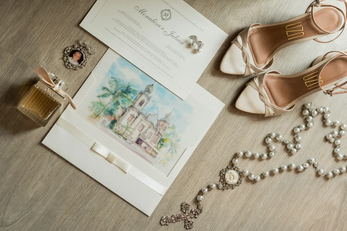 Detalhes da noiva: convite, sapatos, terço e perfume
